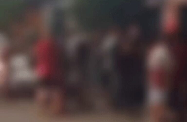 Alunos brigam em saída de escola estadual e dois são detidos por desacato