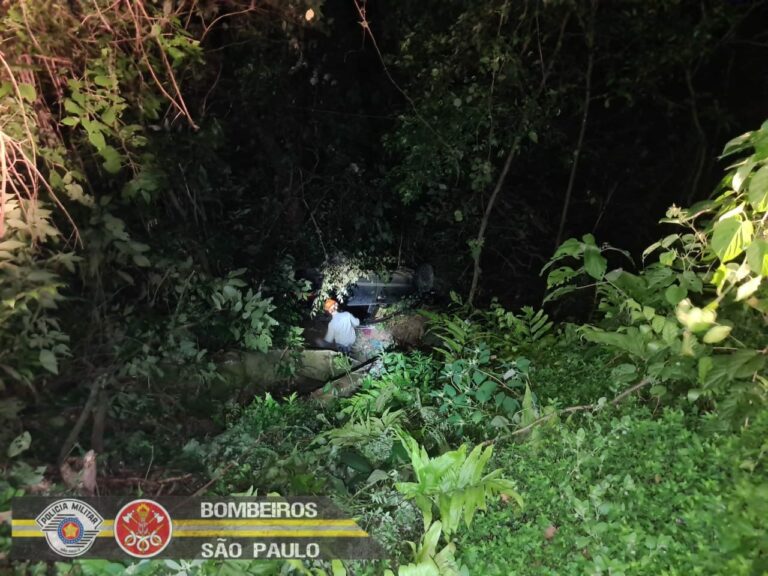 Carro cai em ribanceira na Rio-Santos no Litoral Norte de SP