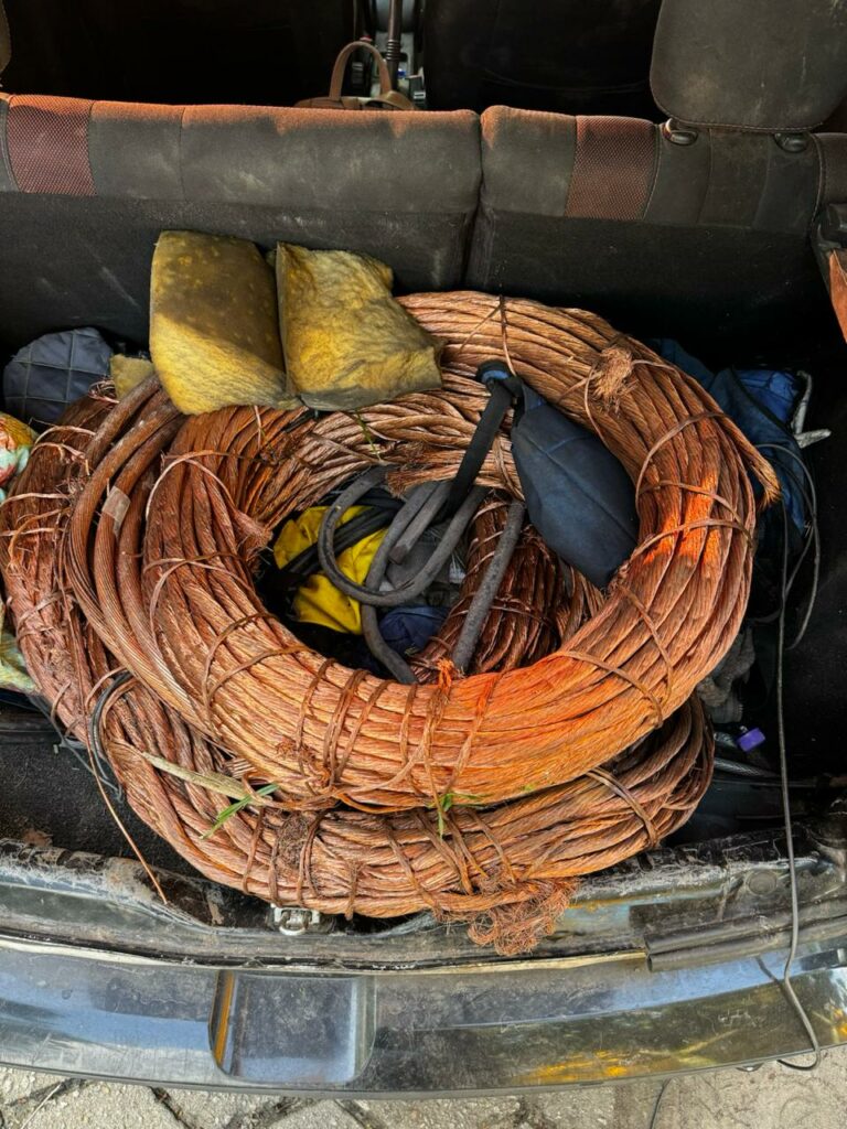 Homens são presos em flagrante roubando mais de 200 quilos de cobre em Cubatão; veja o vídeo