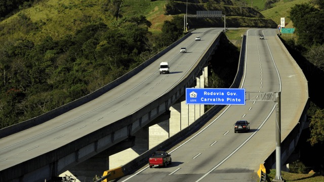 Caminhonete capota na Rodovia Carvalho Pinto em São José