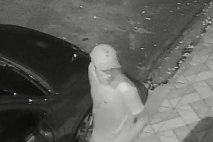 Ladrão invade garagem e furta bolsa de um carro em Araçatuba