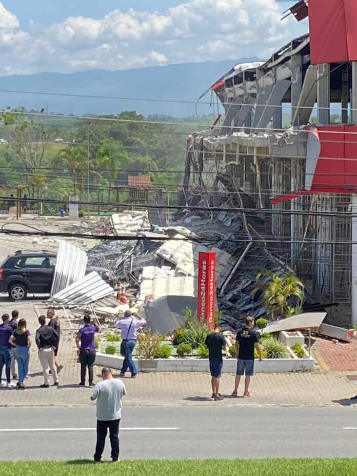 Laje de comércio desaba na Avenida JK em Guaratinguetá