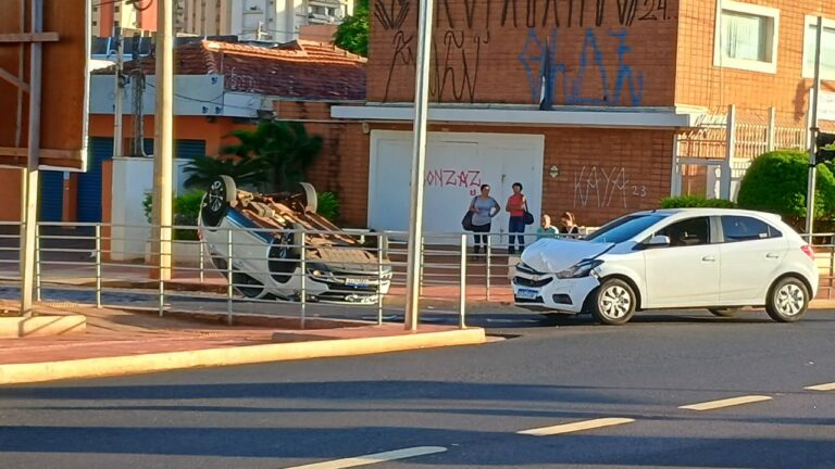 Carro avança na avenida Independência e capota após acidente