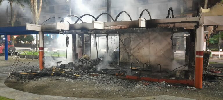 Incêndio atinge base do SAMU em Santos; veja vídeo