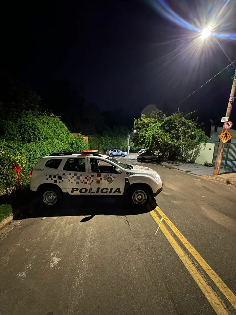 Suspeito morre em troca de tiros com a polícia após roubar loja