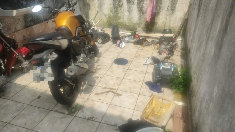Ladrão leva moto roubada pra casa e é preso em São Vicente
