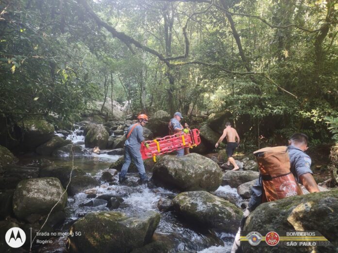 Banhista bate a cabeça em cachoeira no Litoral Norte de SP