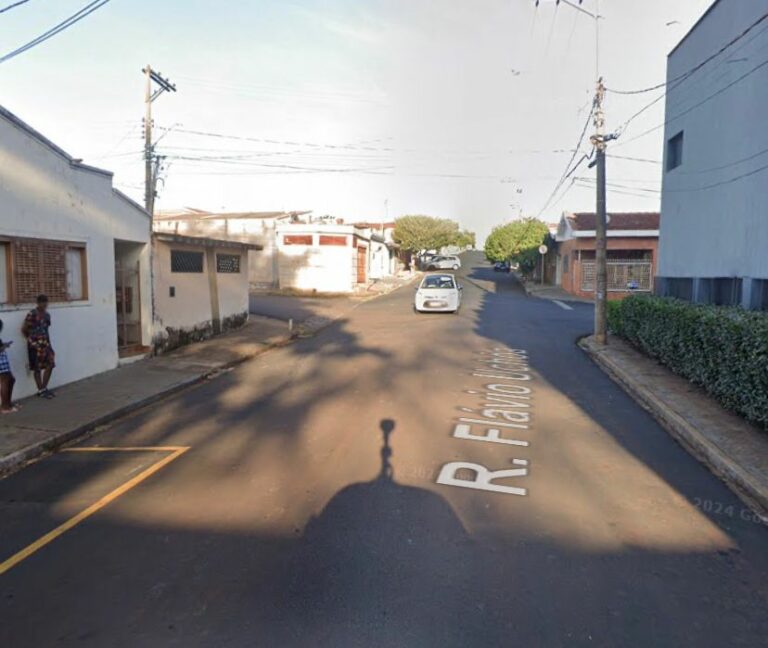 Criminoso invade carro durante assalto a motorista de aplicativo no Campos Elíseos