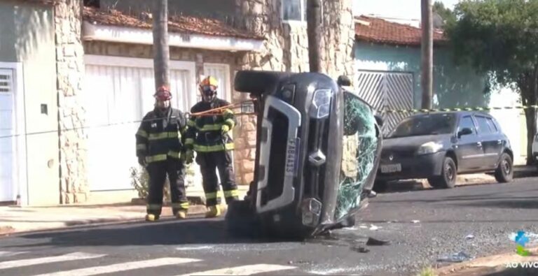 Veículo capota após acidente em cruzamento do Parque Ribeirão