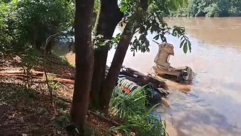 VÍDEO: Caminhão submerso é retirado do rio Pardo 24 horas após acidente