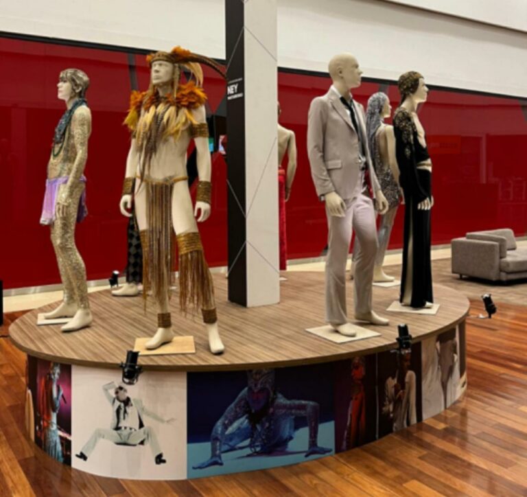 Ribeirão Preto recebe exposição com figurinos do cantor Ney Matogrosso