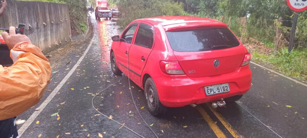 carro é atingido por árvore e fio em estrada de pinda