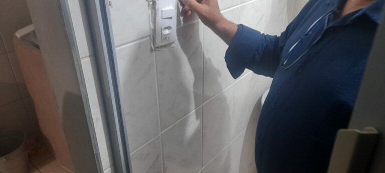 Idoso coloca câmera escondida para filmar neta de sua esposa de 12 anos no banho