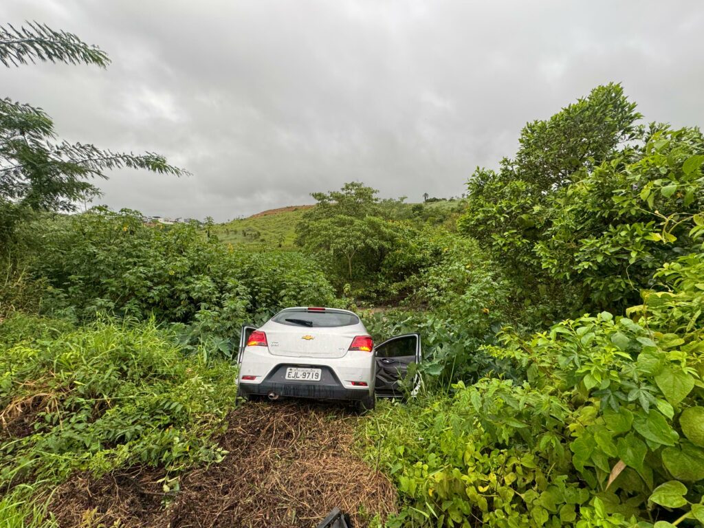 carro cai na vala em sjc