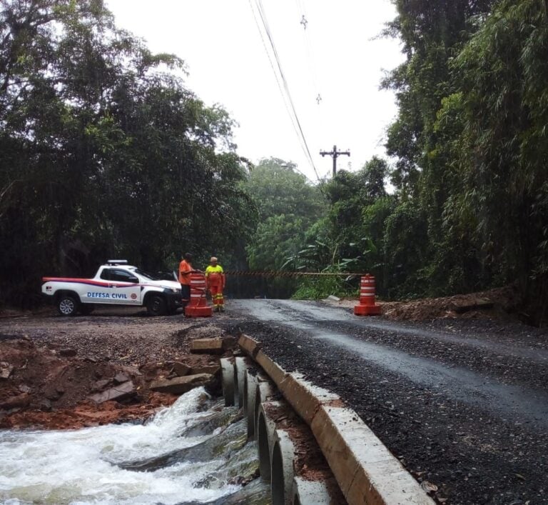 Ponte do bairro Folha Seca é interditada em Ubatuba