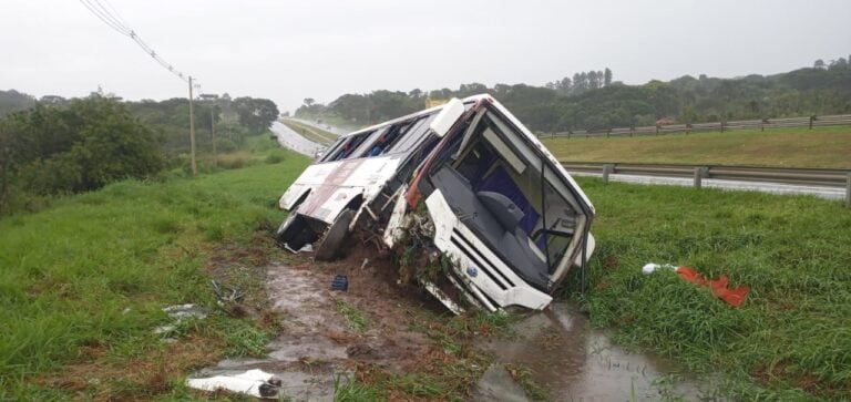 Ônibus com jogadores de time de futebol americano tomba no interior de SP