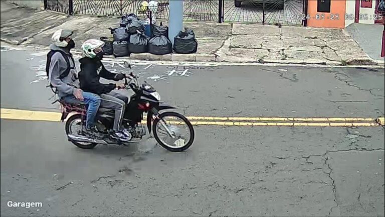 Mulher é perseguida por assaltantes e grita por socorro; veja vídeo