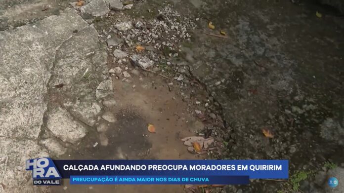 Calçada afundou após chuvas em Quiririm