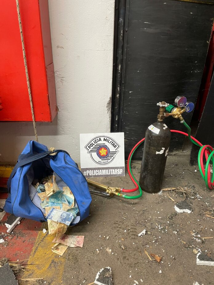 PM encontra suspeitos que usaram maçarico para furtar cofre de supermercado