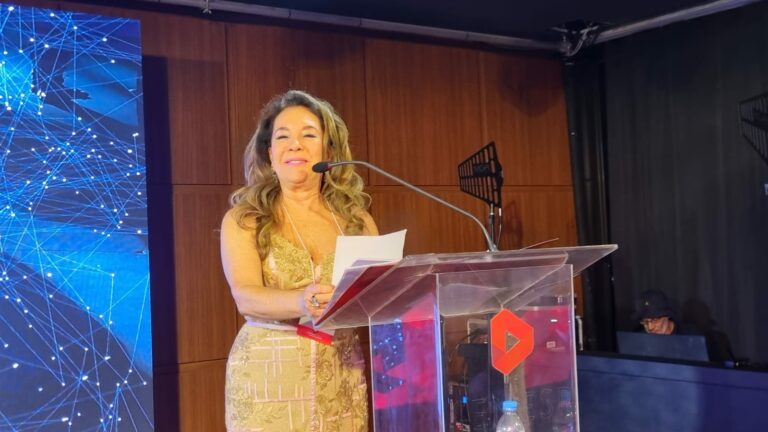 Lúcia Teixeira, presidente da Unisanta, assume presidência do Semesp por mais 4 anos