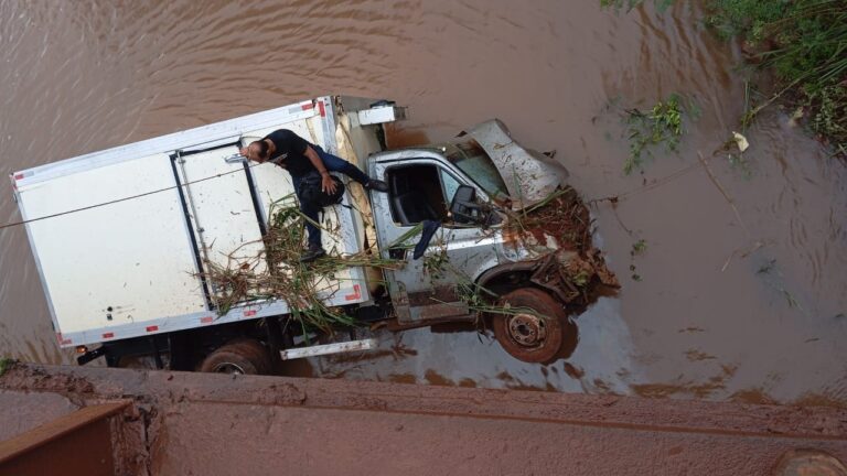 Caminhão cai no rio Pardo e motorista fica ilhado após acidente