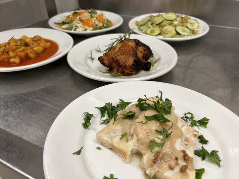 Almoço de páscoa está garantido no Bom Prato com preços acessíveis