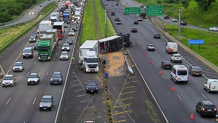 Caminhão permanece tombado na Dom Pedro um dia após acidente