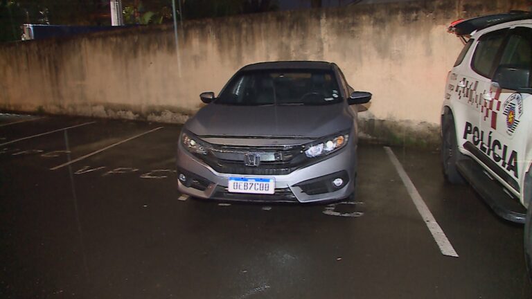 Polícia recupera carro roubado com placa adulterada