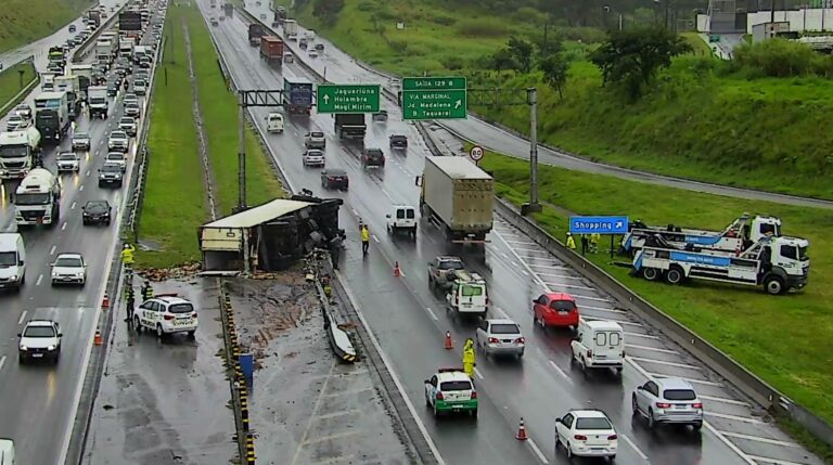 Equipes realizam destombamento do caminhão na Rodovia D. Pedro I