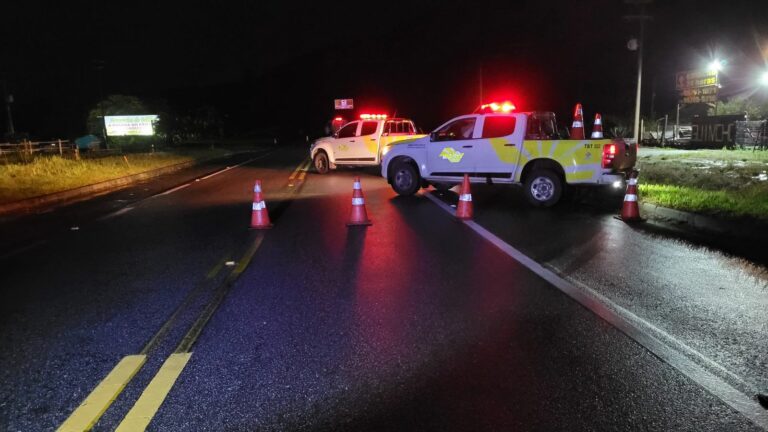 Rodovia Oswaldo Cruz está interditada após queda de pedras e barreiras