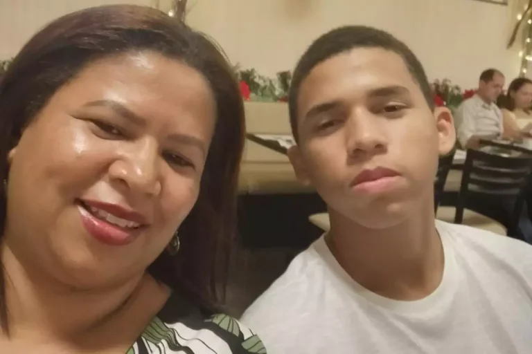 ‘Mandei meu filho para estudar e ele voltou num caixão’, lamentou mãe de jovem encontrado morto em república
