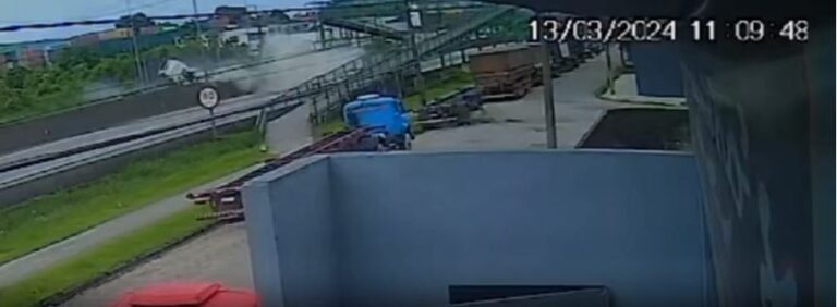 Carreta perde controle e acaba colidindo em mureta de rodovia; veja o vídeo