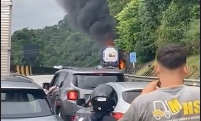 Caminhão tanque pega fogo na Rodovia Padre Manoel da Nóbrega