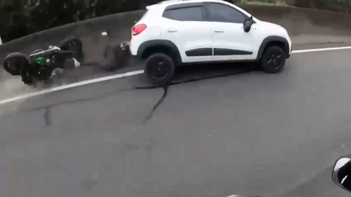 Acidente foi gravado por um outro motociclista que estava na pista.