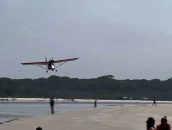 Aeronave faz pouso irregular em praia de Bertioga e assusta banhistas; veja vídeo