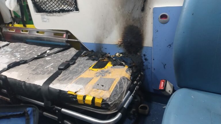 A Guarda Municipal teve que ser acionada para contê-lo; após atendimento médico ele foi levado para a delegacia.