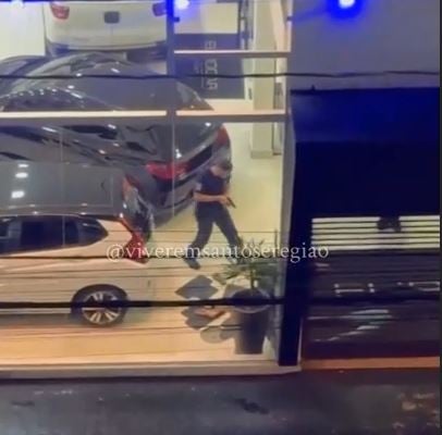 Jovens tentam assaltar loja e acabam presos; veja vídeo