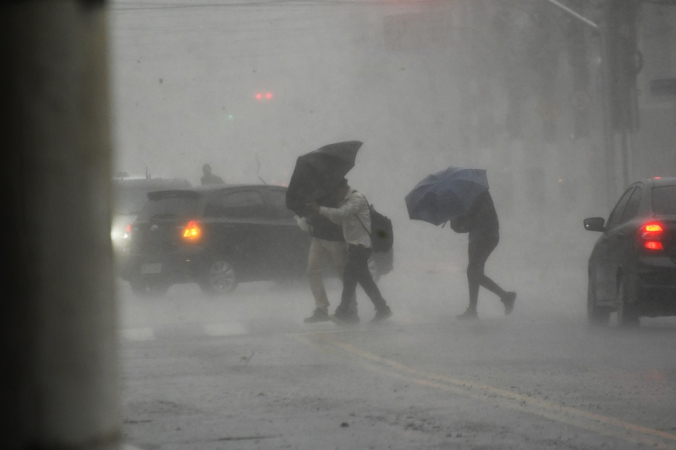 ALERTA: Forte chuva causa estragos na Baixada Santista durante a madrugada desta quarta-feira