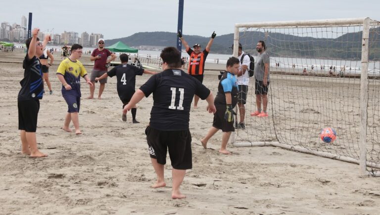 Torneio de futebol de areia com atletas Down movimenta praia de Santos