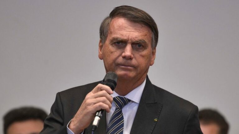 Bolsonaro é indiciado pela Polícia Federal por adulteração na carteira de vacinação