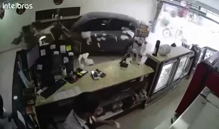 Carro desgovernado invade doceria em Praia Grande e criança quase é atingida; VÍDEO