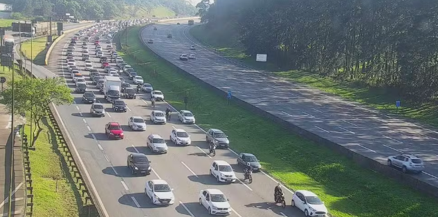 Mais de 200 mil veículos são esperados para descer à Baixada Santista neste feriado