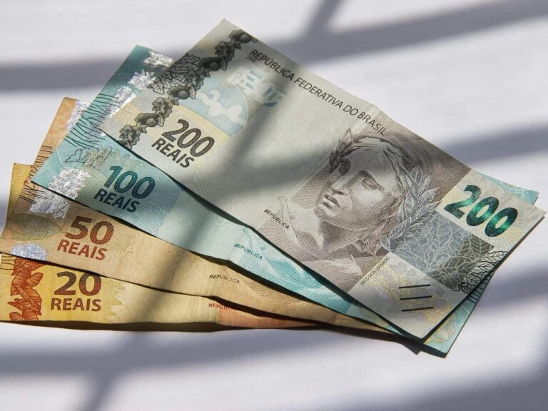 Mulher é presa em flagrante portando cédulas falsas em Santos