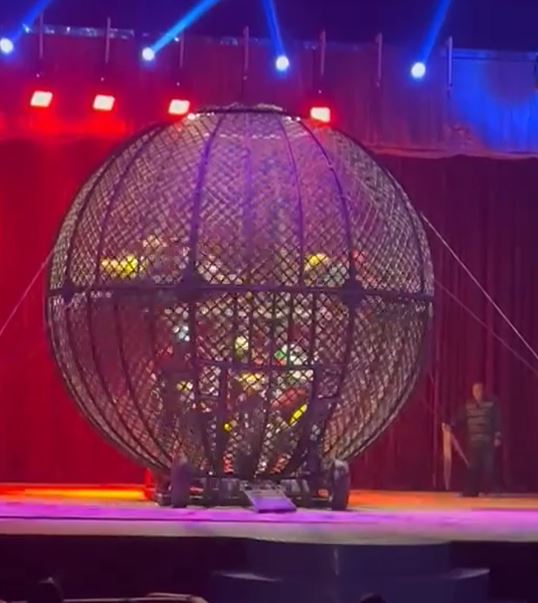 Motociclista sofre acidente dentro do “globo da morte” em circo