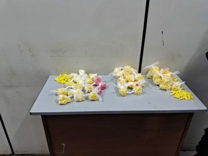 Suspeito foi preso depois de perseguição policial no bairro Parque das Árvores em Paulínia: ele estava com mais de 800 pinos de cocaína prontos para serem vendidos.