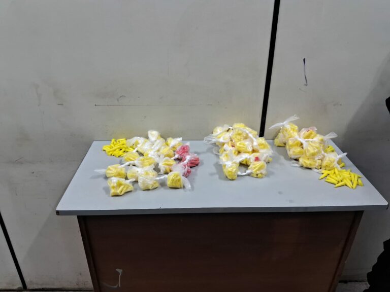 Suspeito foi preso depois de perseguição policial no bairro Parque das Árvores em Paulínia: ele estava com mais de 800 pinos de cocaína prontos para serem vendidos.