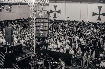 Evento católico traz momento de oração, pregação e adoração à Praia Grande