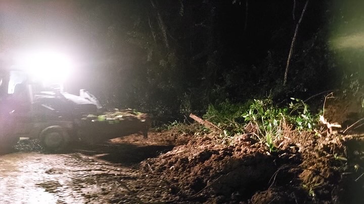 Chuva forte causa deslizamento e alagamentos na Serrinha em São Sebastião