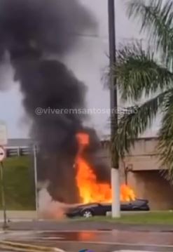 Carro pega fogo em Praia Grande