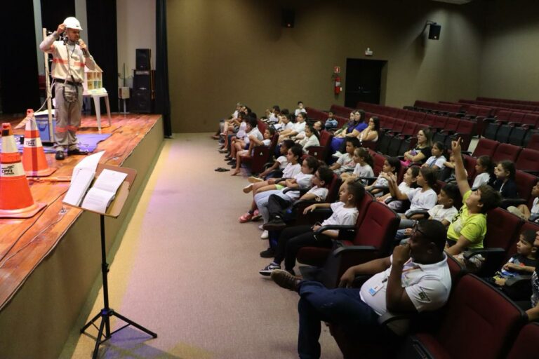 Alunos participam de evento de conscientização sobre a rede elétrica